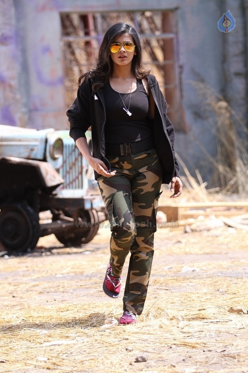 Hebah Patel Latest Gallery - 7 / 40 photos