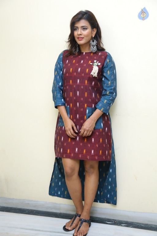 Hebah Patel Latest Gallery - 4 / 20 photos