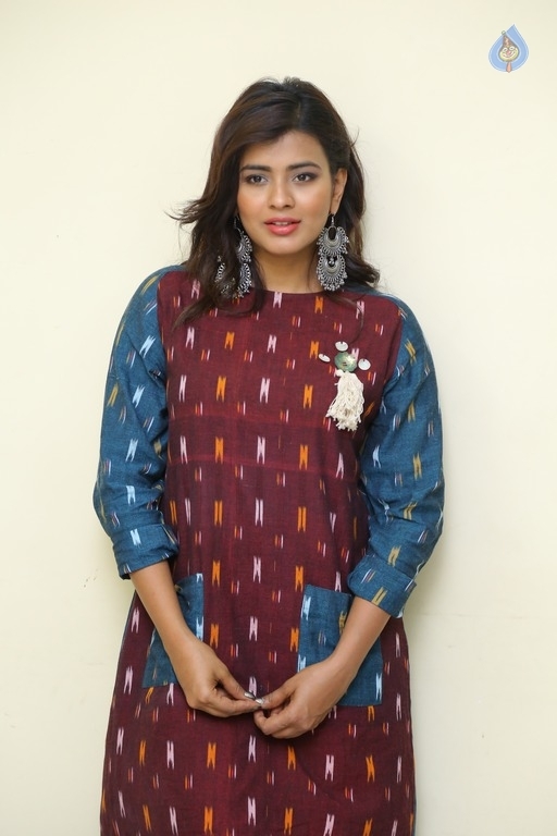 Hebah Patel Latest Gallery - 7 / 20 photos