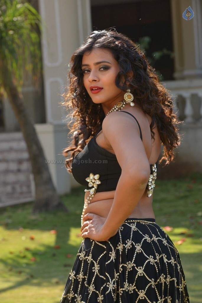 Hebah Patel New Gallery - 28 / 62 photos