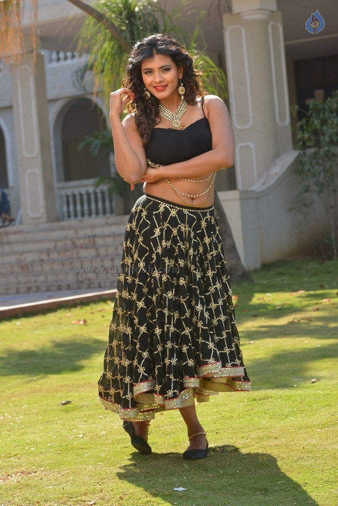 Hebah Patel New Gallery - 29 / 62 photos