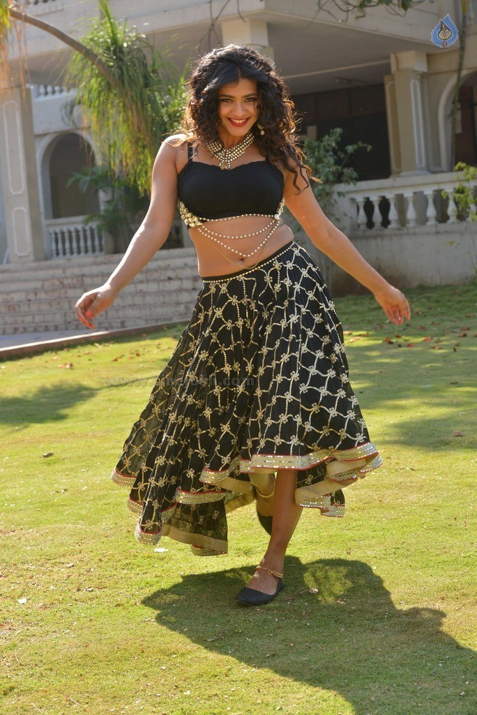 Hebah Patel New Gallery - 32 / 62 photos