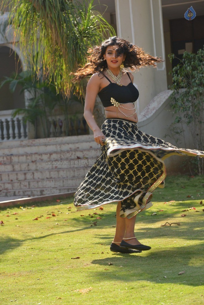 Hebah Patel New Gallery - 35 / 62 photos