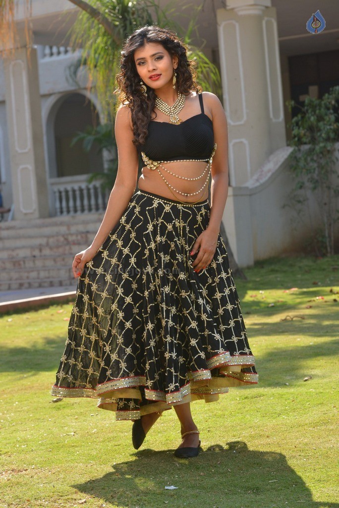 Hebah Patel New Gallery - 36 / 62 photos