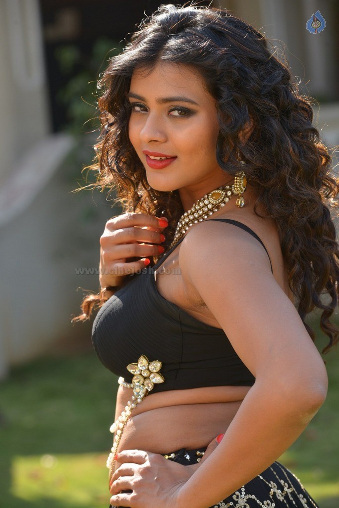 Hebah Patel New Gallery - 45 / 62 photos
