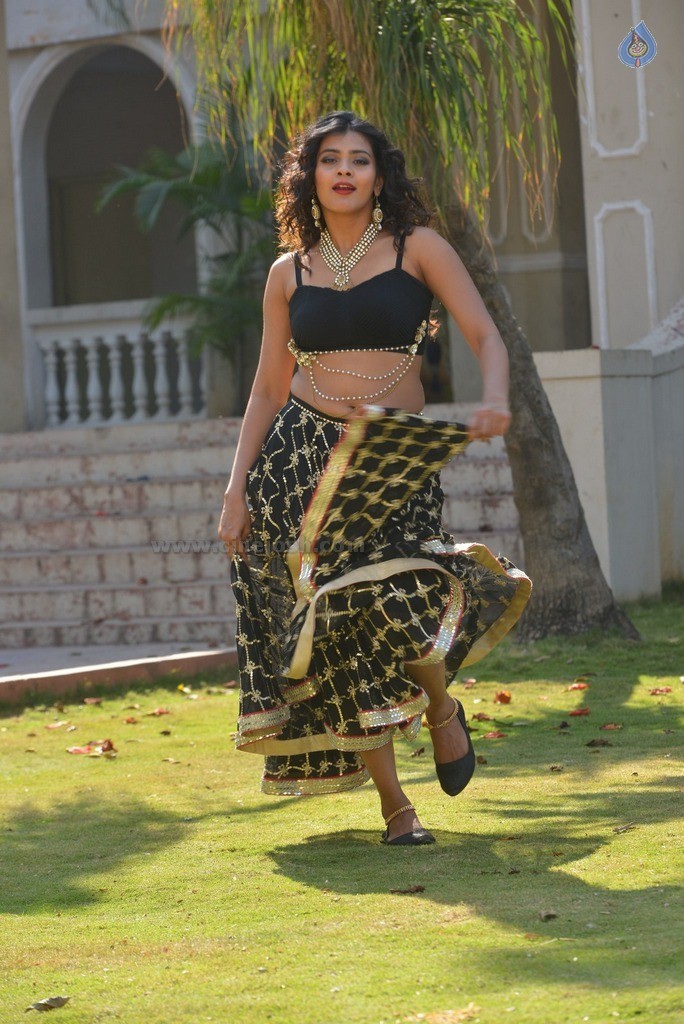 Hebah Patel New Gallery - 55 / 62 photos