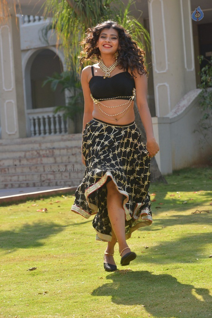 Hebah Patel New Gallery - 58 / 62 photos