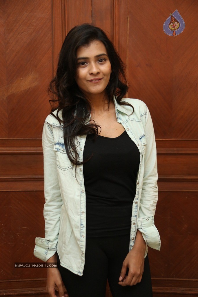Hebah Patel New Gallery - 10 / 106 photos