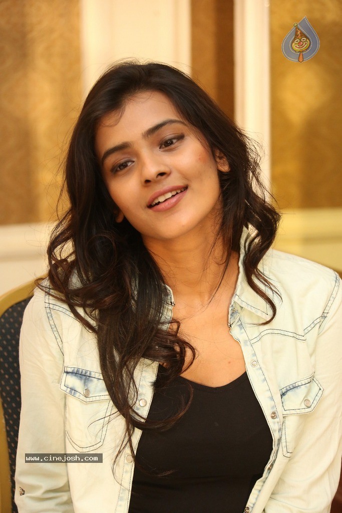 Hebah Patel New Gallery - 24 / 106 photos