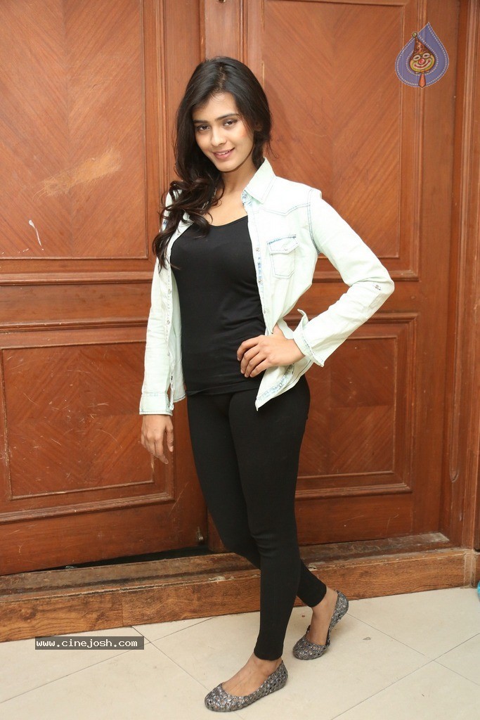 Hebah Patel New Gallery - 66 / 106 photos