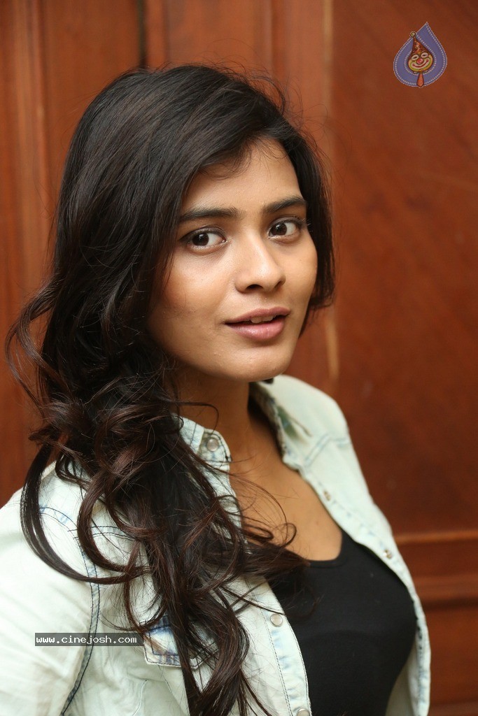Hebah Patel New Gallery - 75 / 106 photos