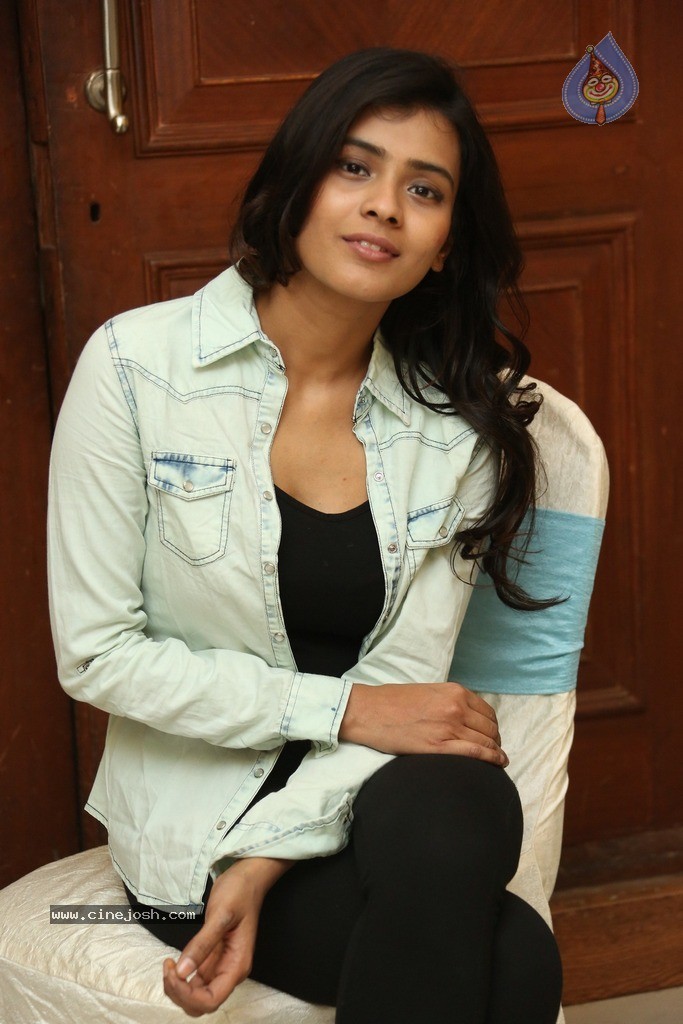 Hebah Patel New Gallery - 98 / 106 photos