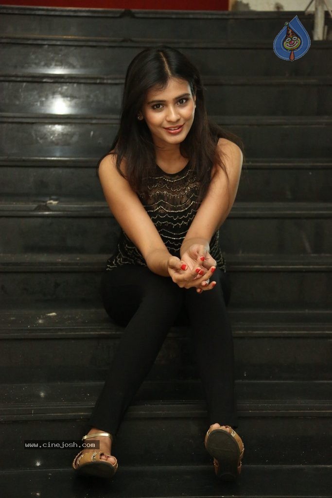 Hebah Patel New Gallery - 32 / 66 photos