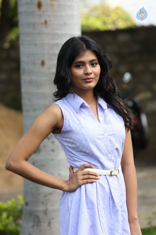 Hebah Patel New Photos - 25 / 38 photos