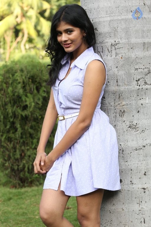 Hebah Patel New Photos - 28 / 38 photos