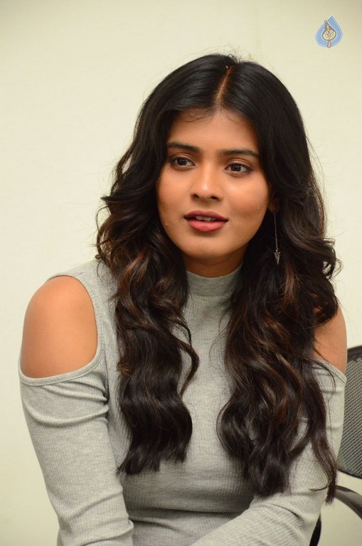 Hebah Patel New Photos - 20 / 42 photos
