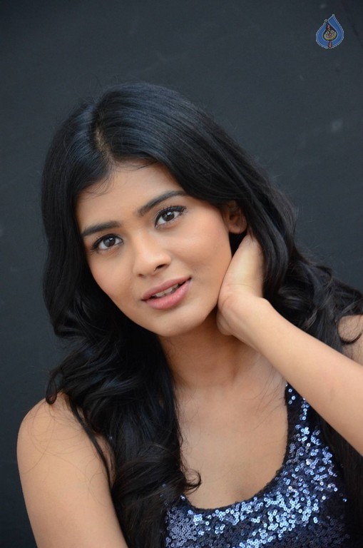 Hebah Patel New Photos - 7 / 42 photos