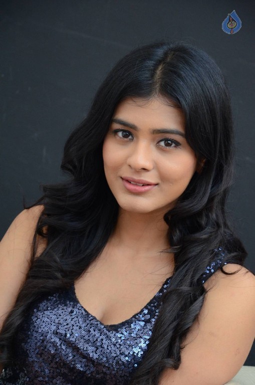 Hebah Patel New Photos - 32 / 42 photos