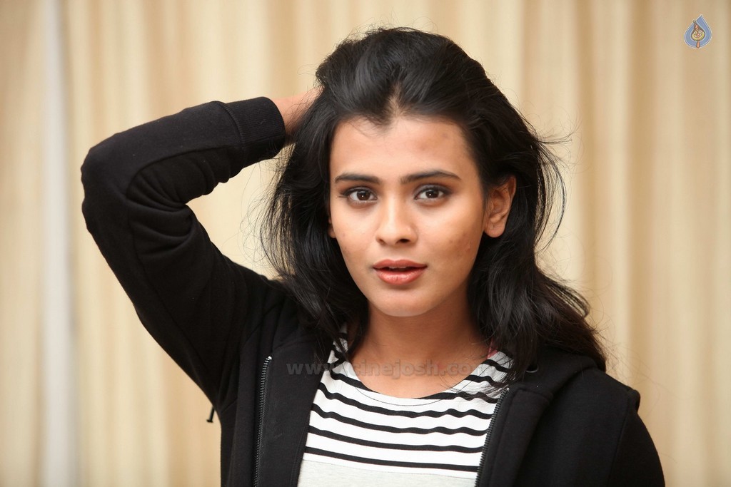 Hebah Patel New Pics - 14 / 50 photos