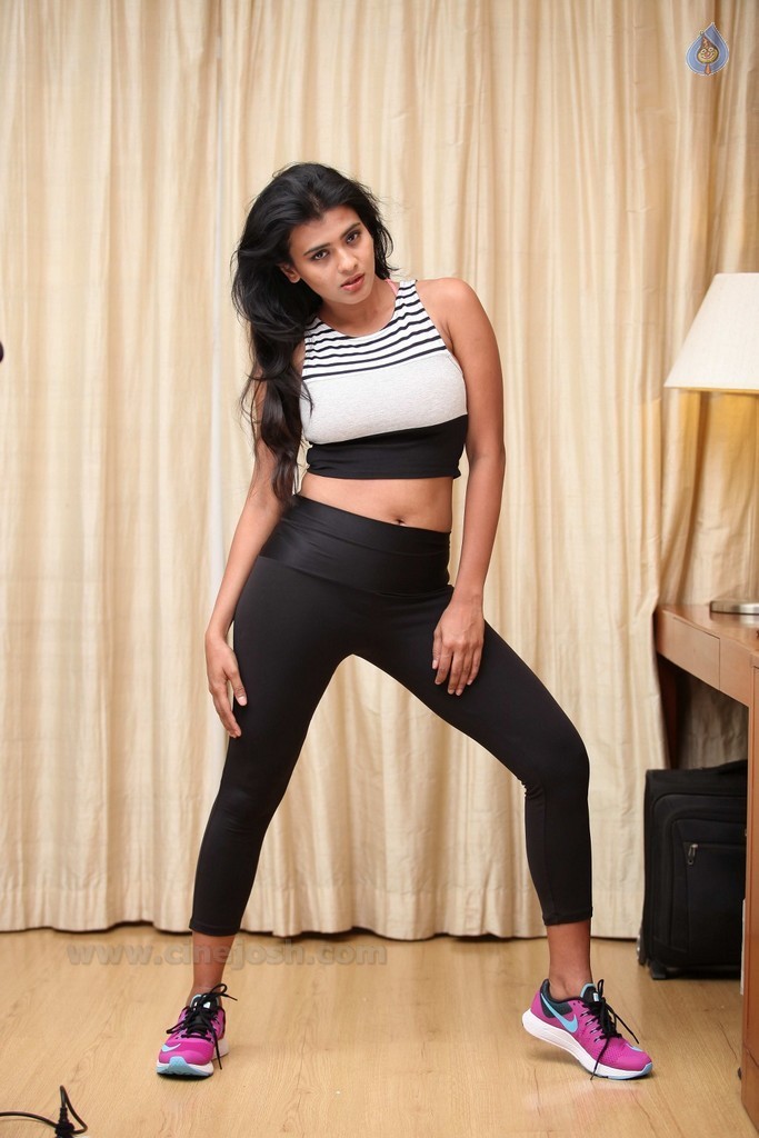 Hebah Patel New Pics - 48 / 50 photos