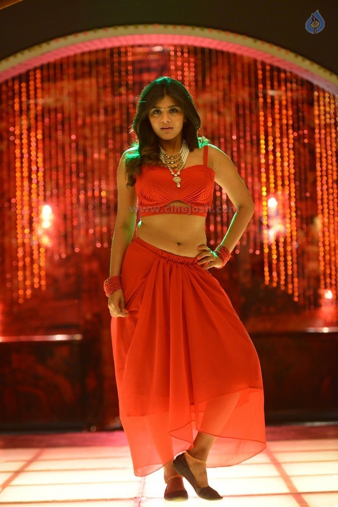 Hebah Patel New Pics - 4 / 11 photos