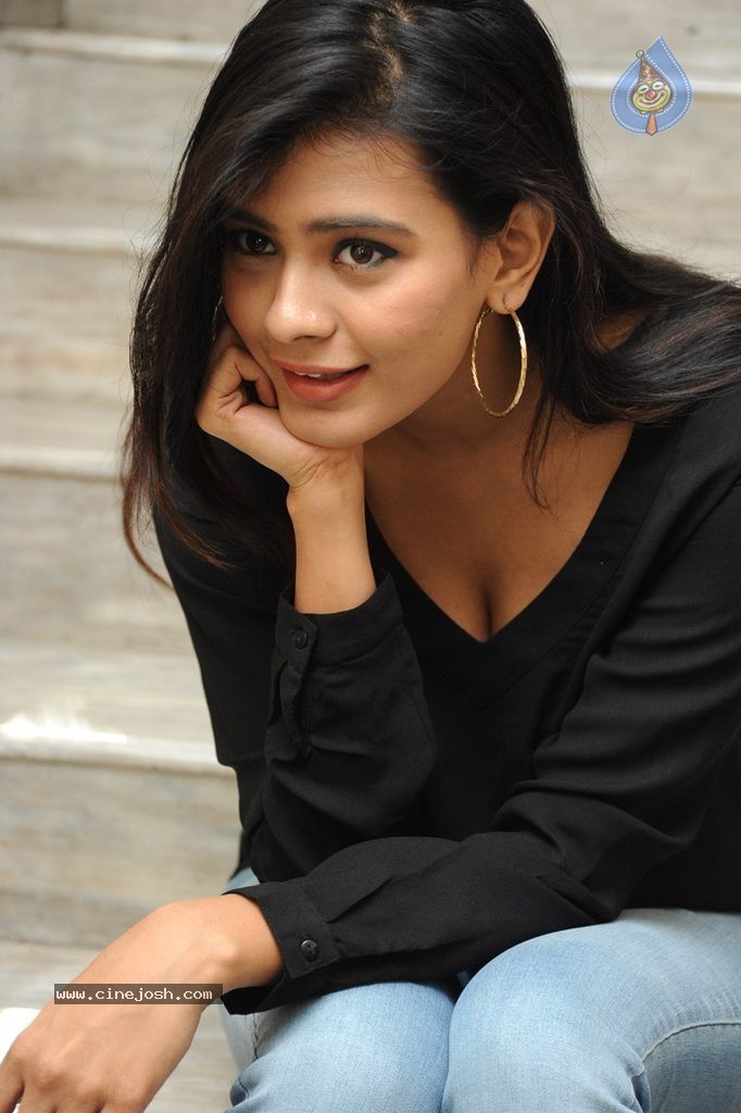 Hebah Patel New Stills - 27 / 120 photos