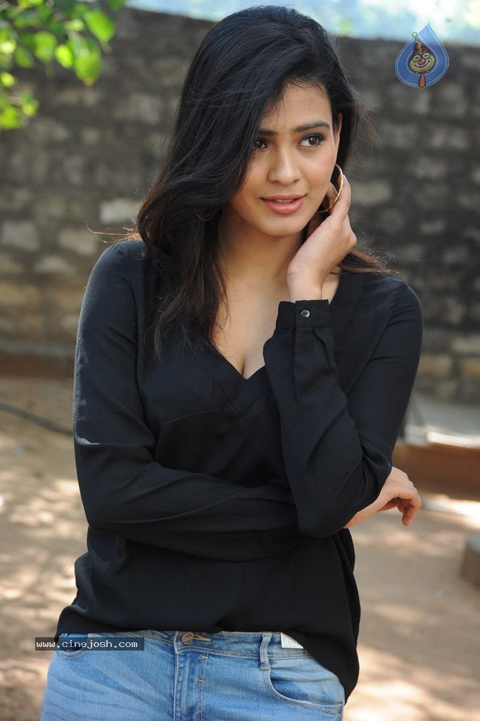 Hebah Patel New Stills - 29 / 120 photos
