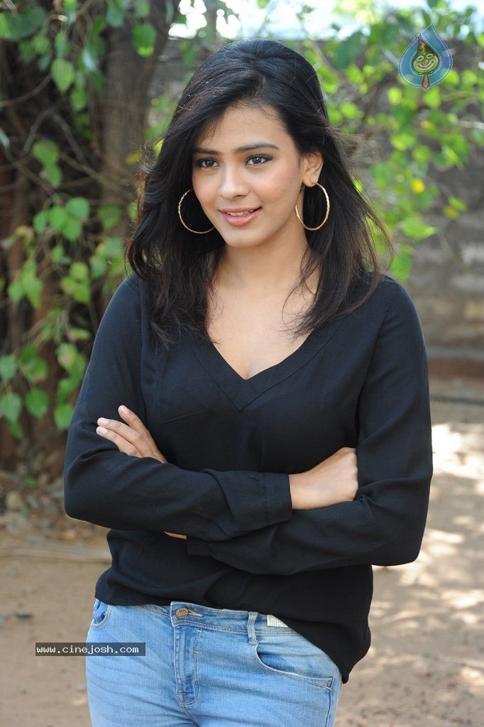 Hebah Patel New Stills - 36 / 120 photos