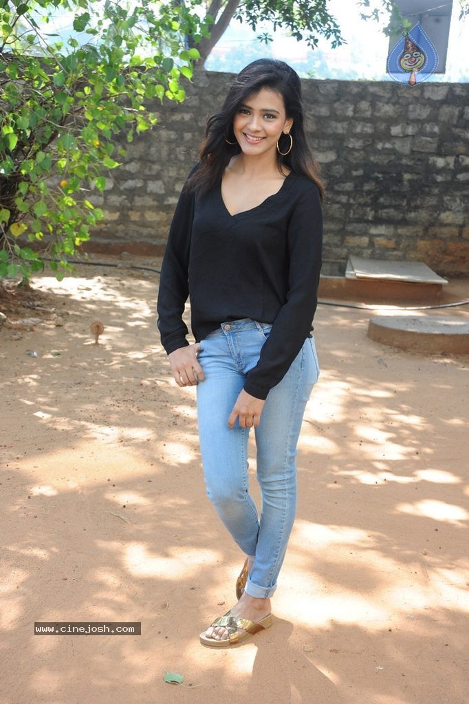 Hebah Patel New Stills - 52 / 120 photos