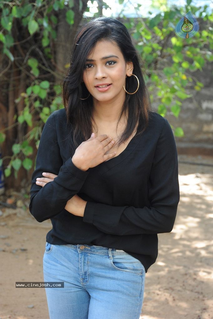 Hebah Patel New Stills - 86 / 120 photos