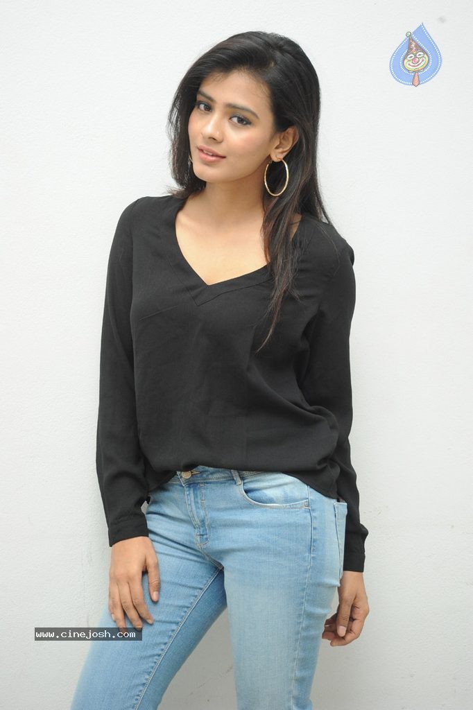 Hebah Patel New Stills - 89 / 120 photos
