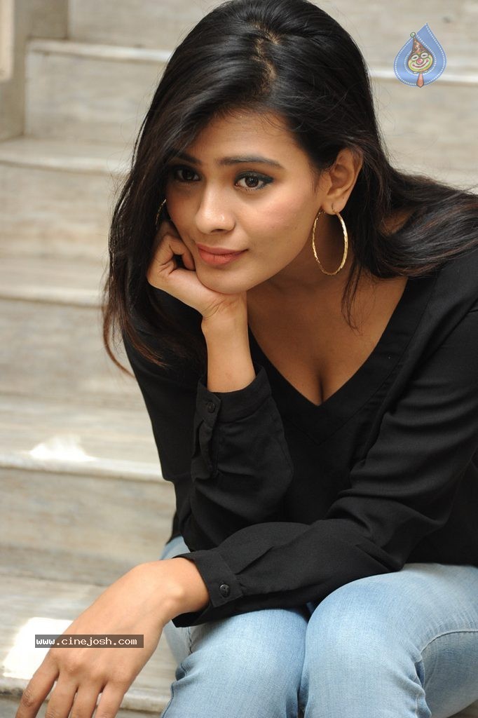 Hebah Patel New Stills - 94 / 120 photos