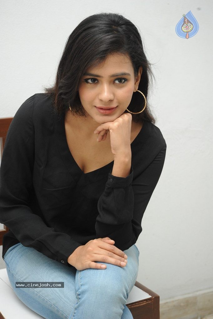 Hebah Patel New Stills - 96 / 120 photos