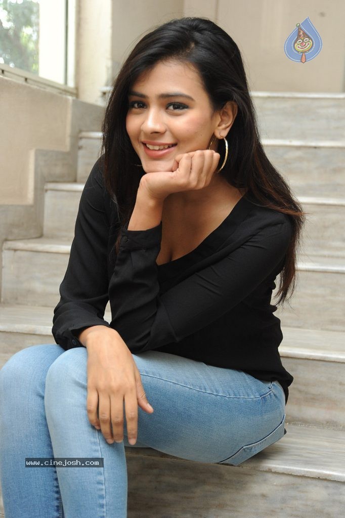 Hebah Patel New Stills - 111 / 120 photos