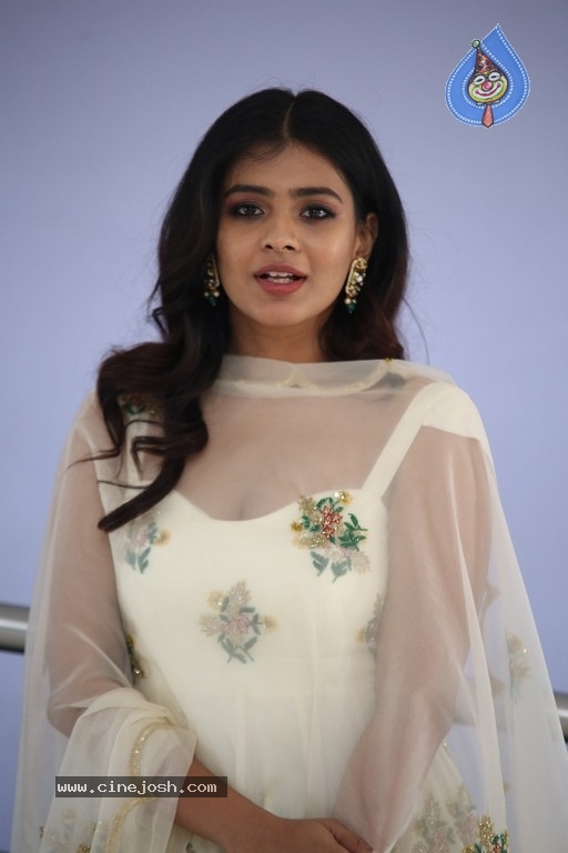 Hebah Patel Pictures - 1 / 21 photos