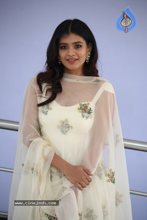 Hebah Patel Pictures - 9 / 21 photos