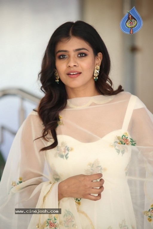 Hebah Patel Pictures - 16 / 21 photos