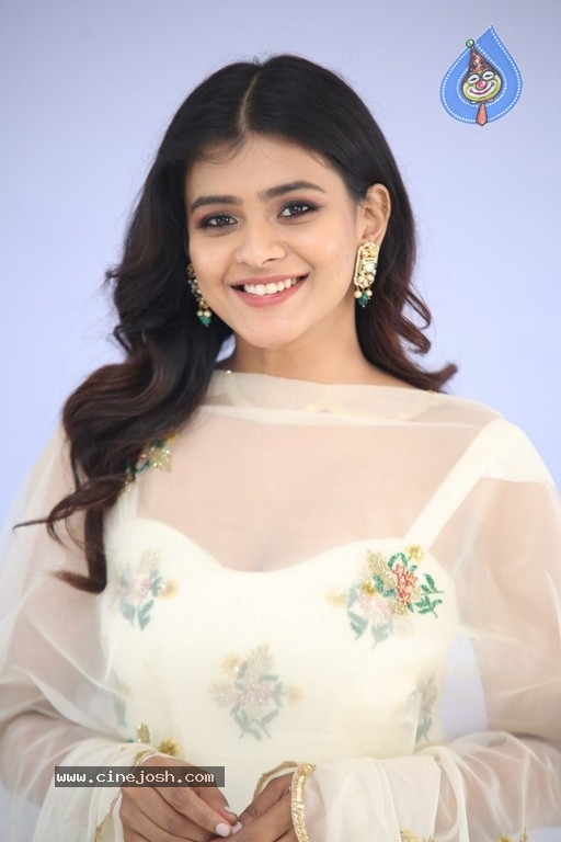 Hebah Patel Pictures - 18 / 21 photos