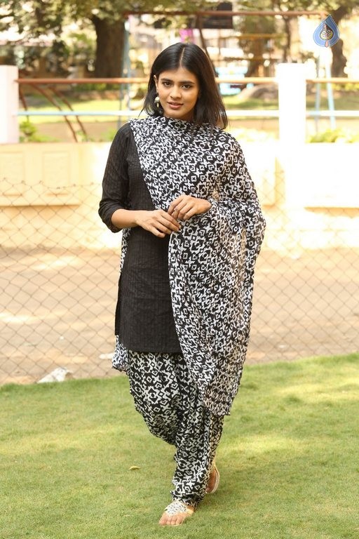 Heebah Patel New Photos - 18 / 30 photos