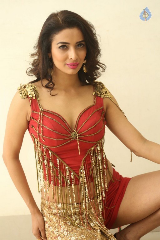 Heena Panchal Stills - 33 / 42 photos