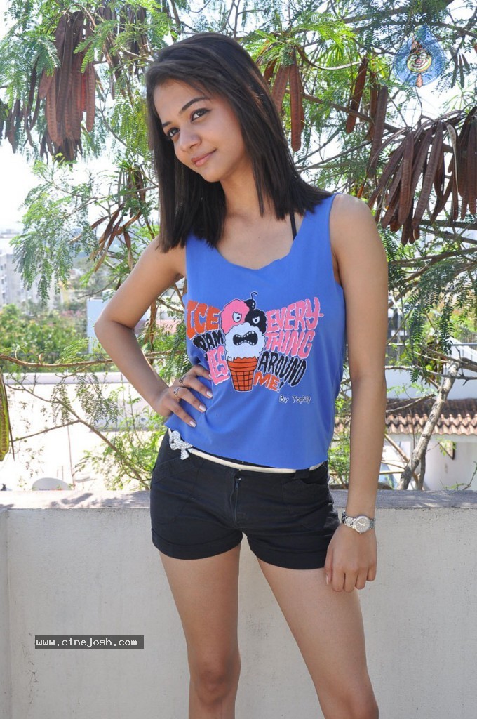 Henna Chopra Photos - 29 / 63 photos