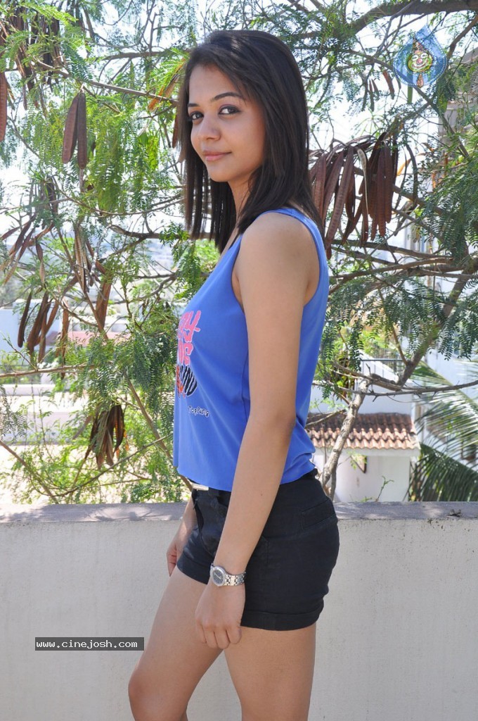 Henna Chopra Photos - 36 / 63 photos