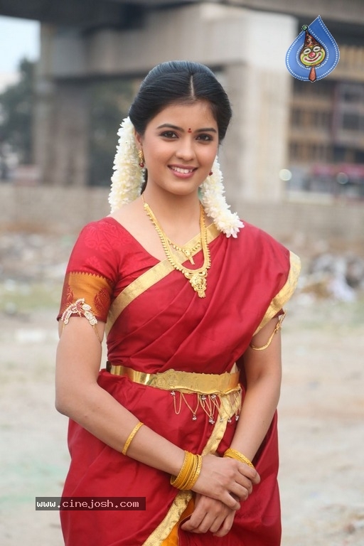 Heroine Amrutha Stills - 4 / 20 photos