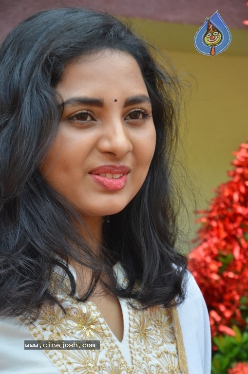 Heroine Srushti Dange Pics - 5 / 18 photos