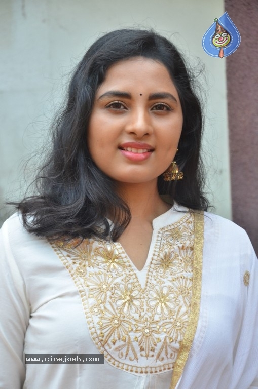 Heroine Srushti Dange Pics - 7 / 18 photos