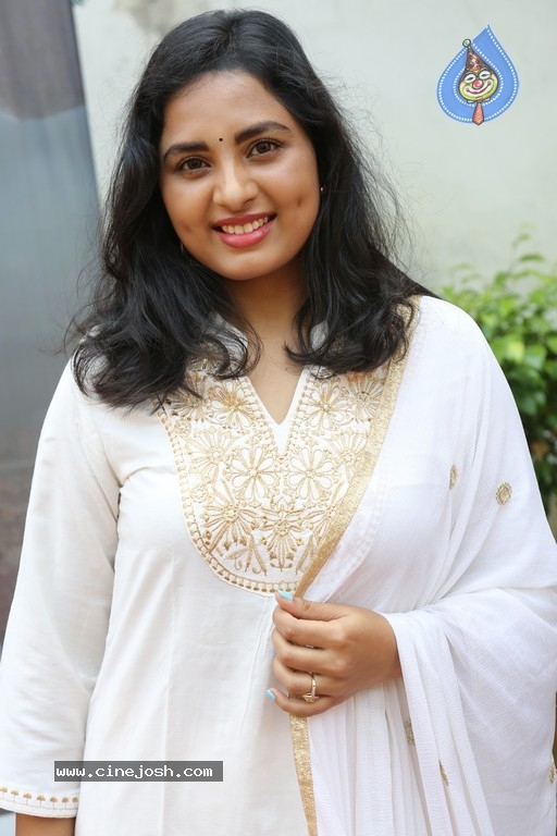 Heroine Srushti Dange Pics - 10 / 18 photos