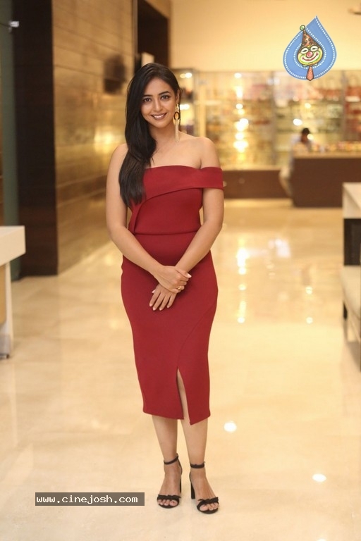 Hitha Chandrashekar New Pics - 11 / 19 photos