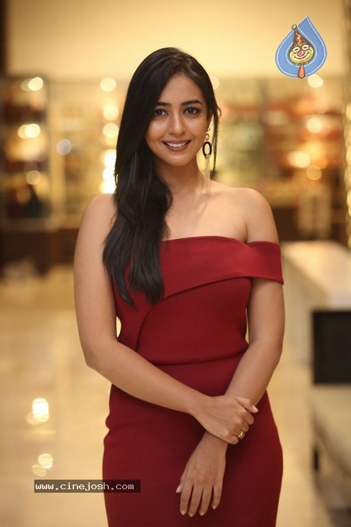 Hitha Chandrashekar New Pics - 18 / 19 photos