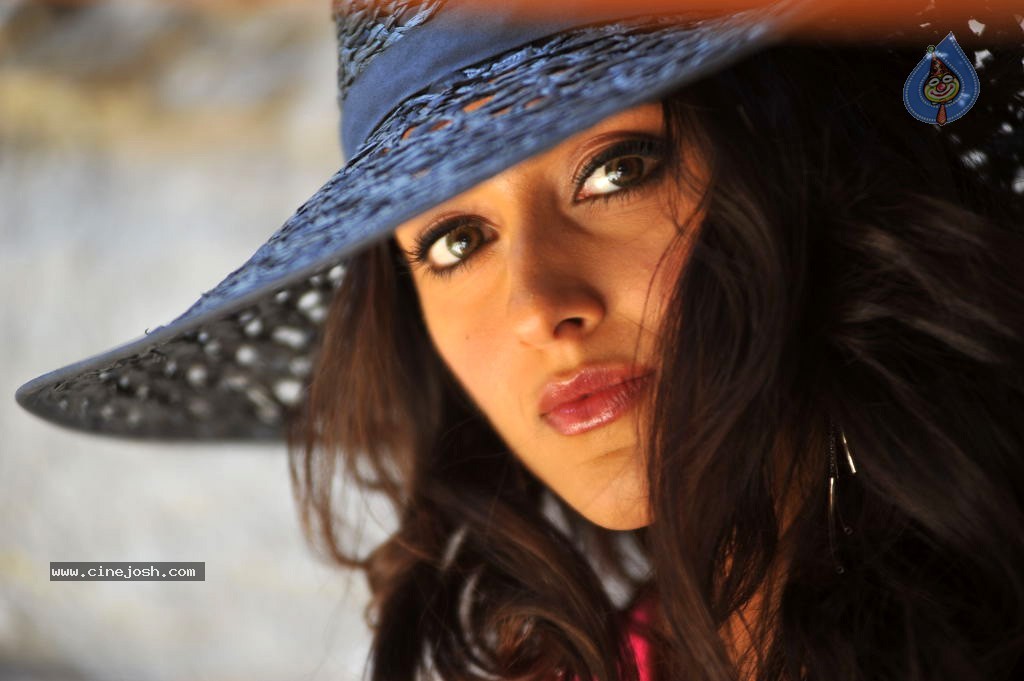 Ileana New Hot Gallery - 32 / 52 photos
