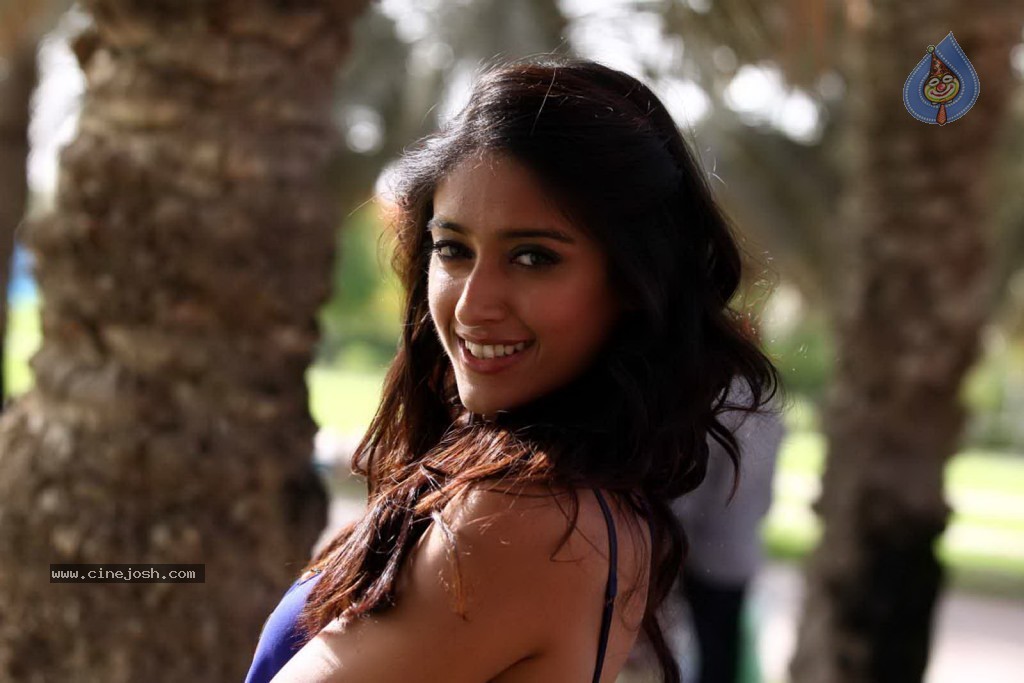 Ileana New Hot Stills - 38 / 71 photos